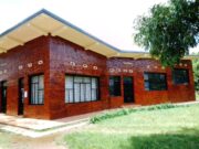 Culture : les professeurs Huit Mulongo et Sumba Maly au cœur des critiques littéraires.