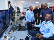 Au centre de formation professionnelle de Dilala à Kolwezi, le Président Felix Tshisekedi admire le matériel fourni par TFM
