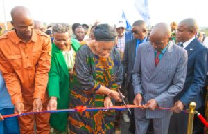 Eve Bazaiba acclame les premiers grands ouvrages de la Dotation TFM